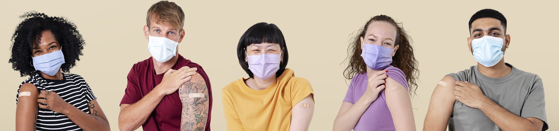 Grupo de cinco pessoas de diferentes perfis usando máscaras faciais e mostrando o braço com curativo após vacinação.