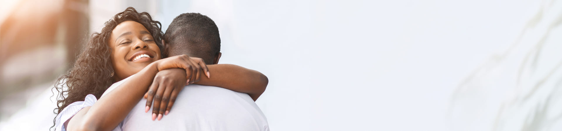 Duas pessoas se abraçando com um sorriso, simbolizando apoio emocional e empatia – campanha Setembro Amarelo