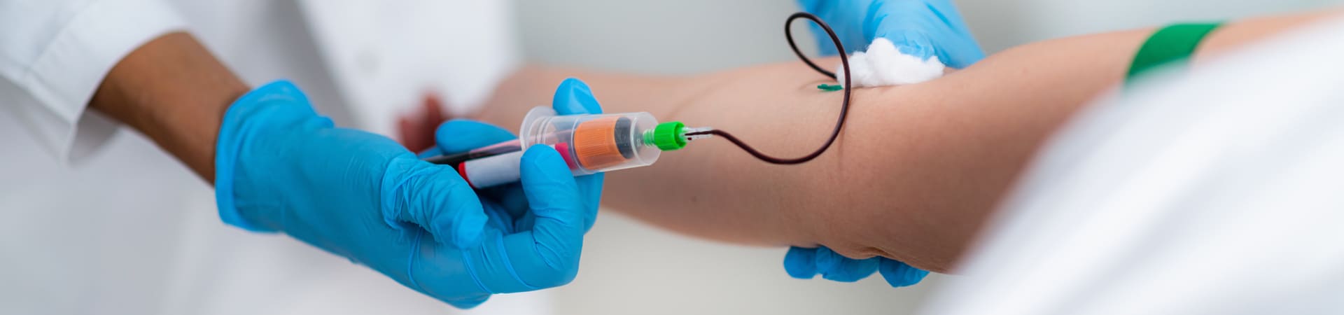 Profissional de saúde coletando amostra de sangue para exames laboratoriais, procedimento importante no diagnóstico e acompanhamento do pré-diabetes.
