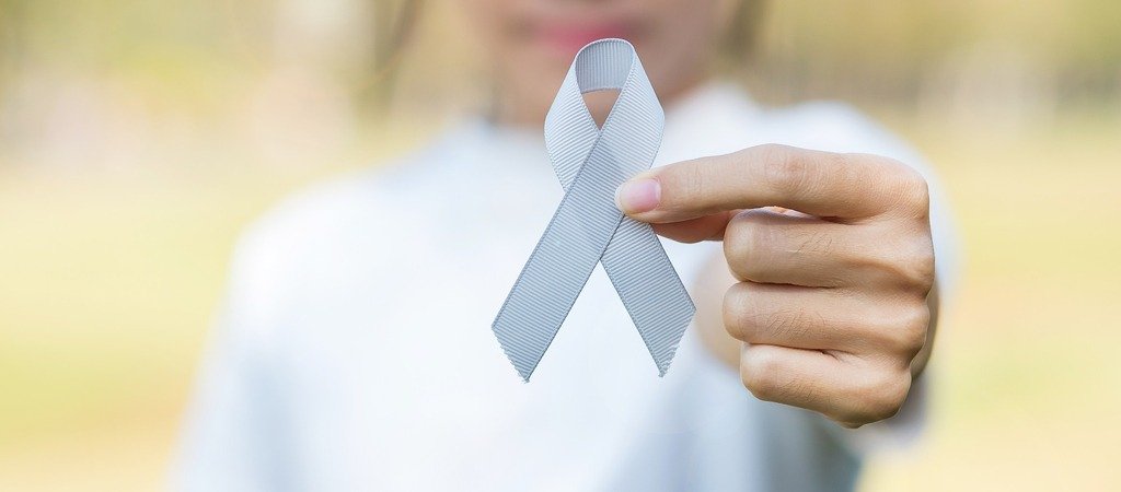 Pessoa segurando fita branca que simboliza a campanha Janeiro Branco, representando a conscientização sobre saúde mental e a importância de buscar ajuda profissional.