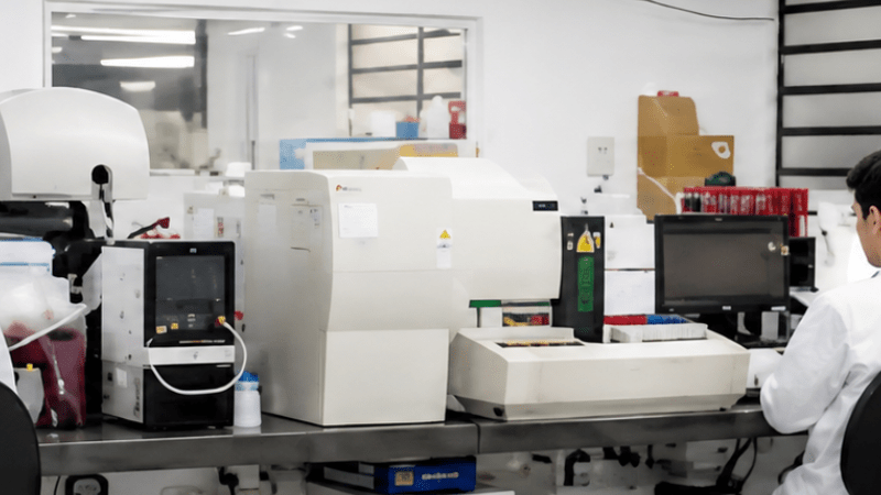 Profissionais trabalhando em um laboratório equipado para análises.