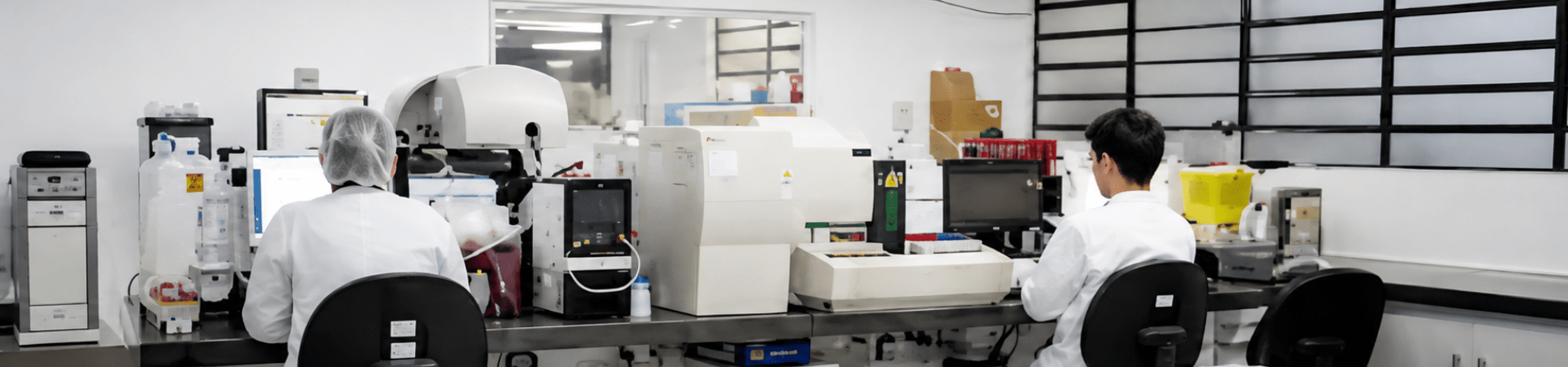 Profissionais trabalhando em um laboratório equipado para análises.